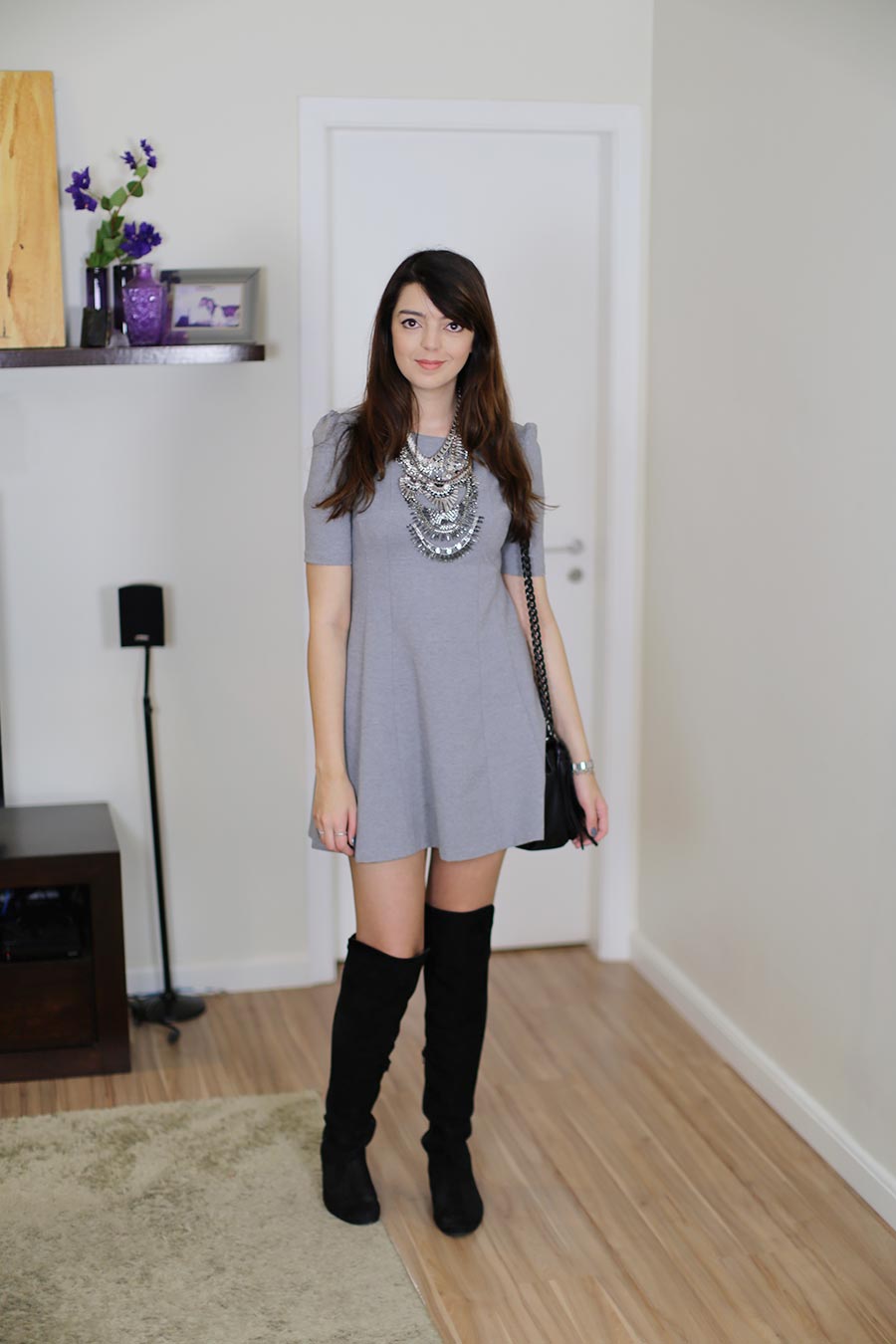 looks com vestido cinza e tênis