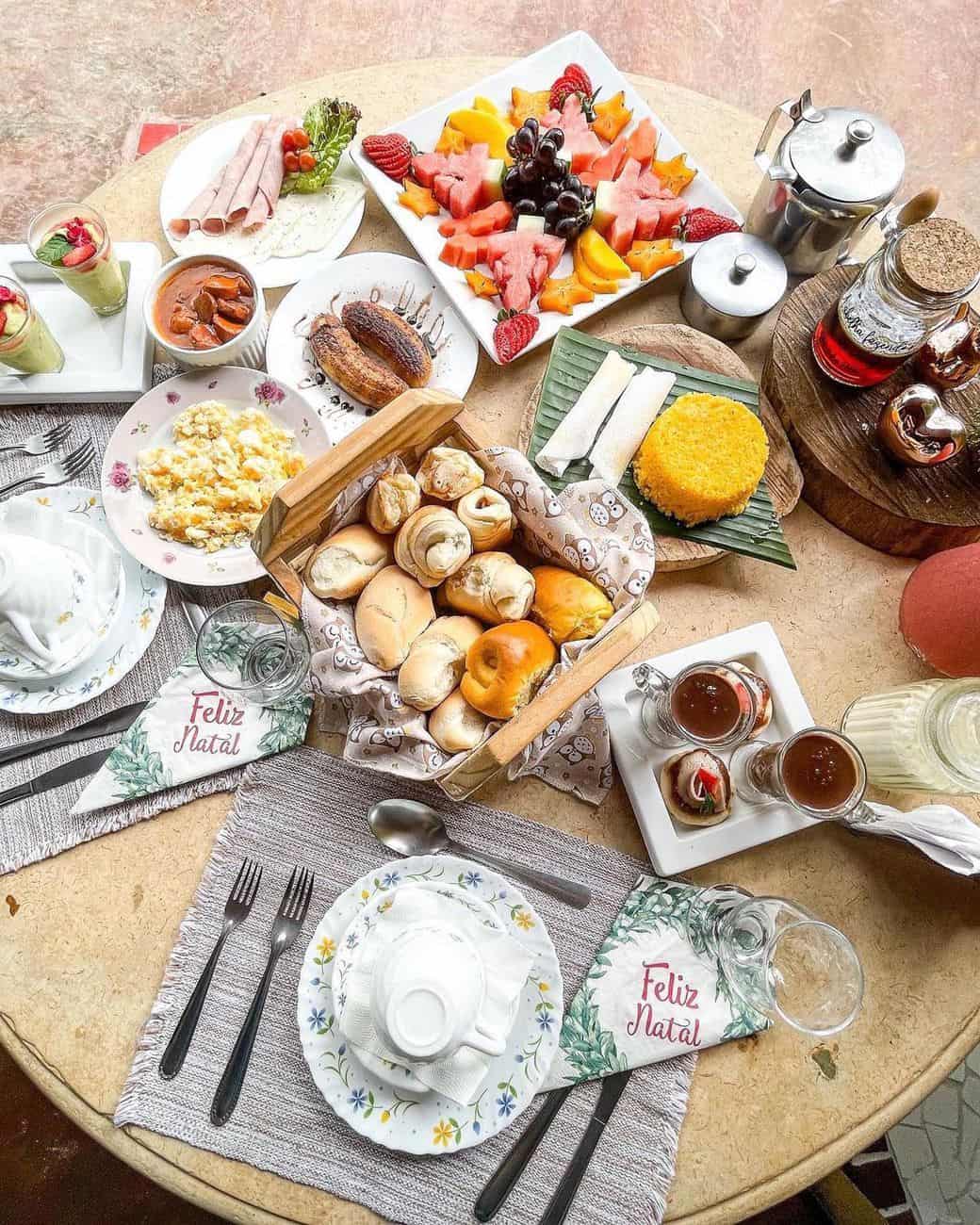 utensílios essenciais para mesa de café