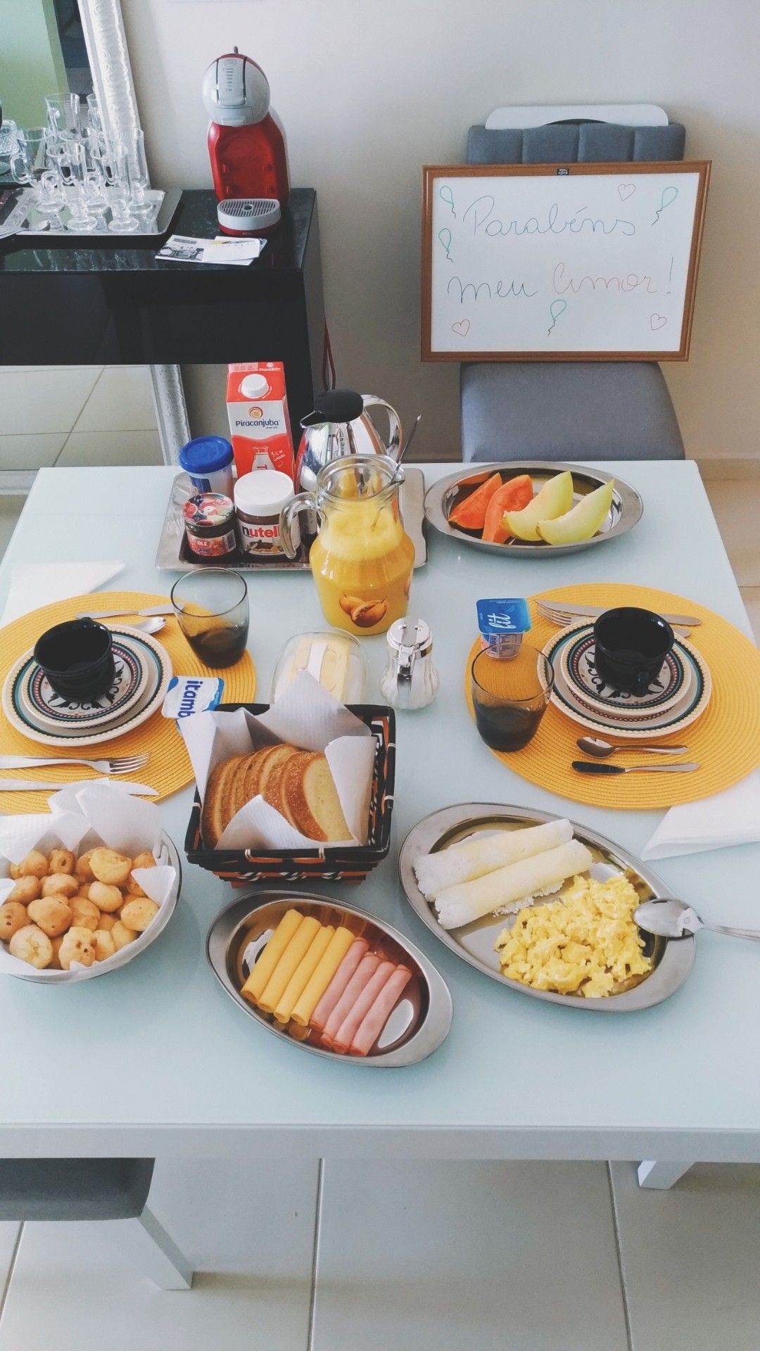 utensílios essenciais para mesa de café