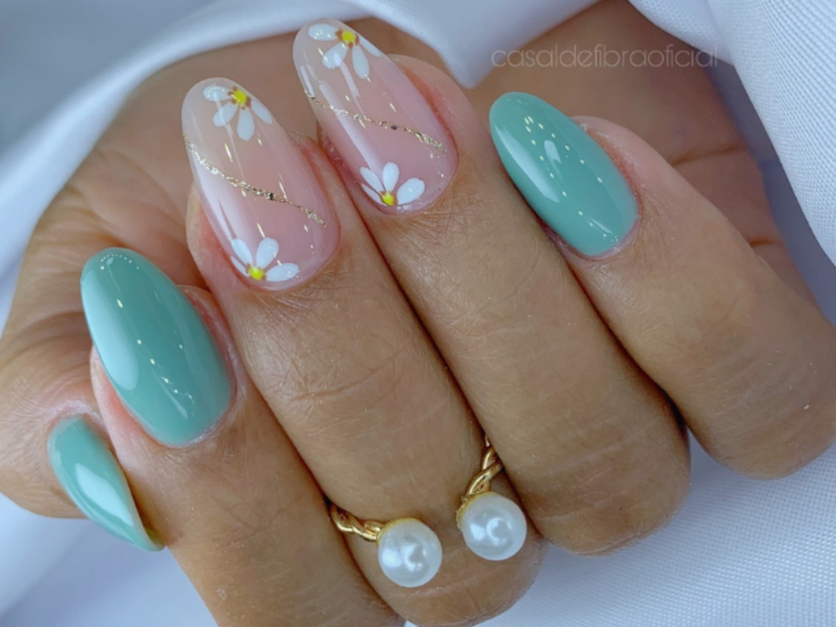 unha em gel stiletto decorada