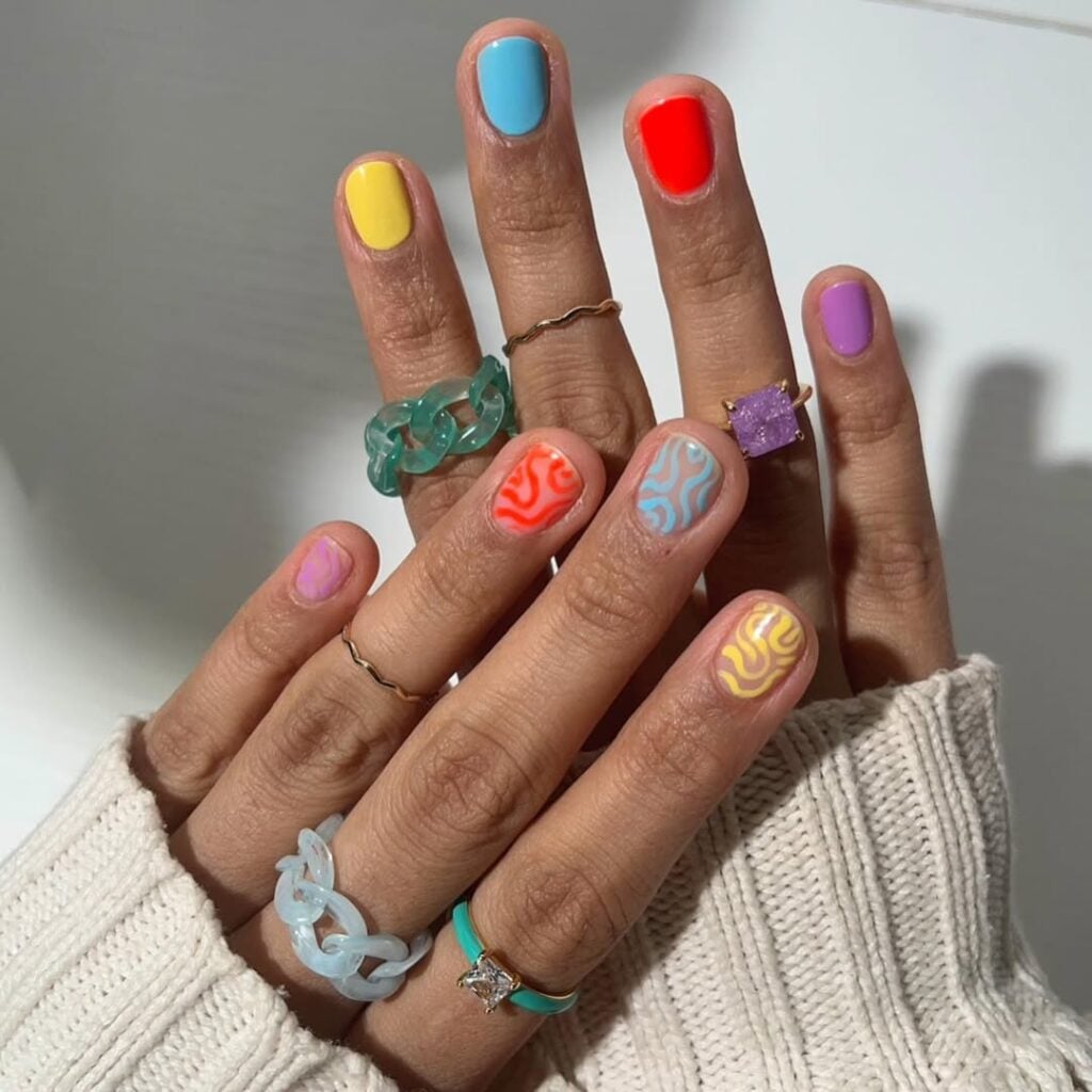 unhas com glitter carnaval