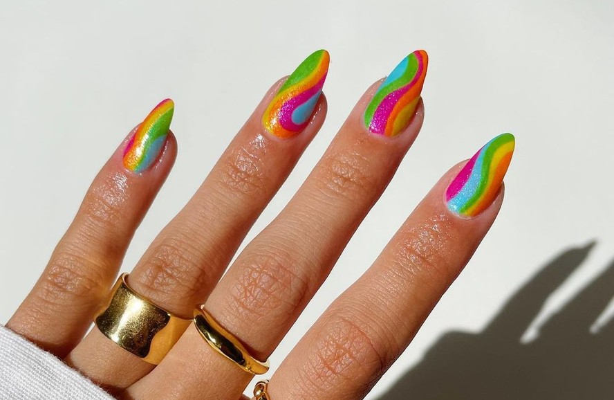unhas coloridas carnaval