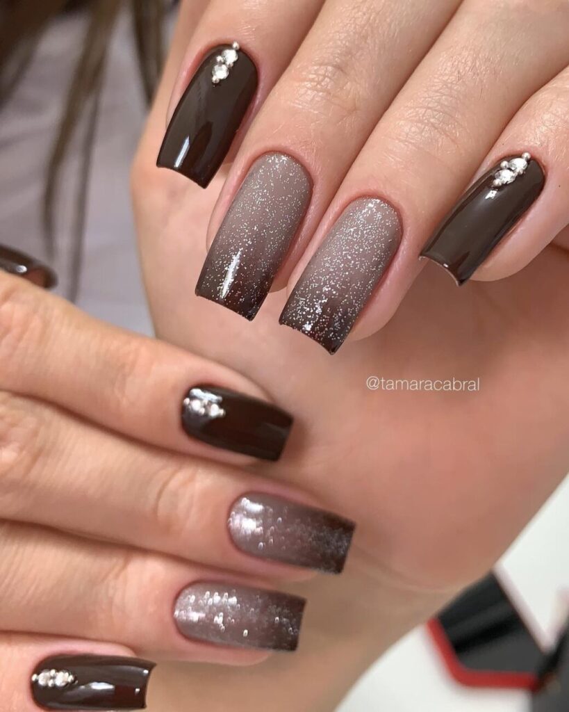 unhas minimalistas marrom
