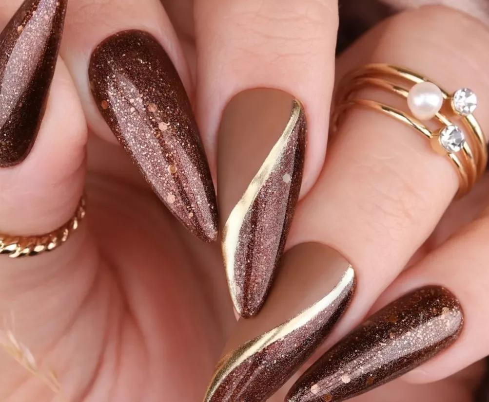 unhas marrom chocolate