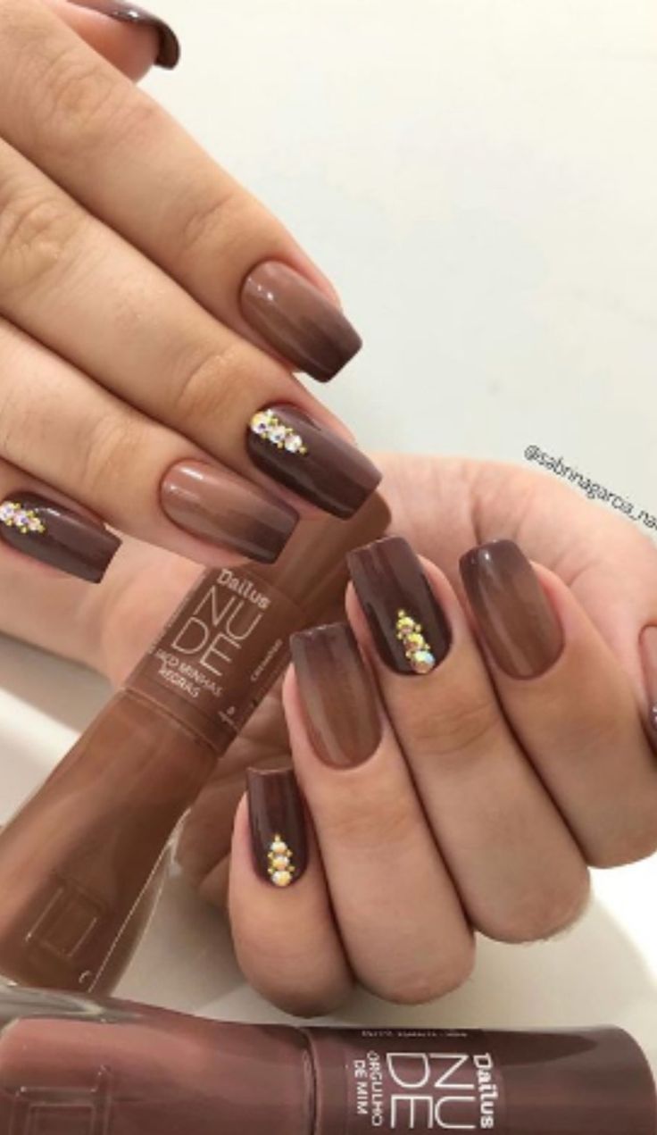 unhas marrom chocolate