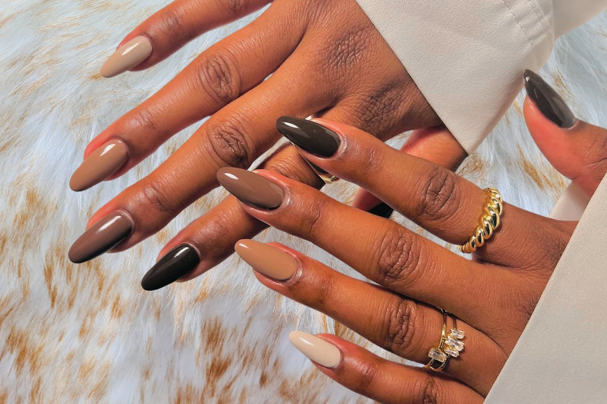 unhas com dourado marrom café