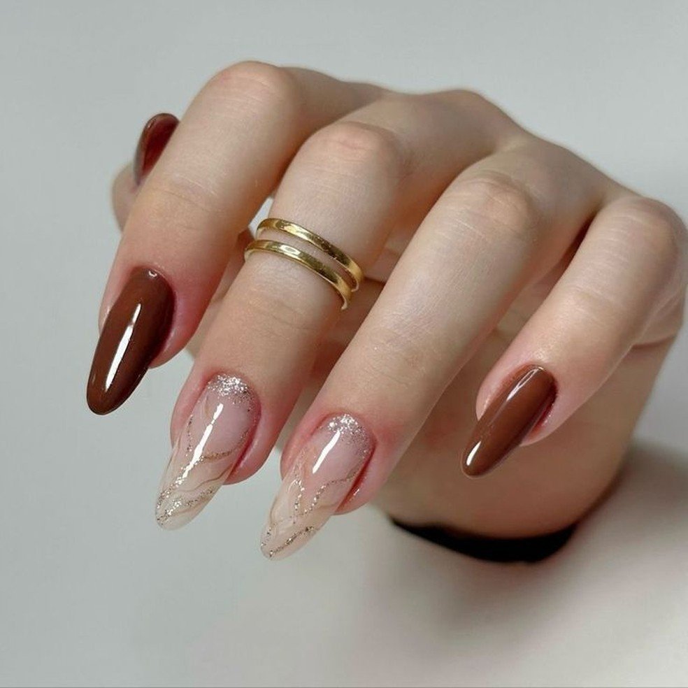 unhas sofisticadas marrom café