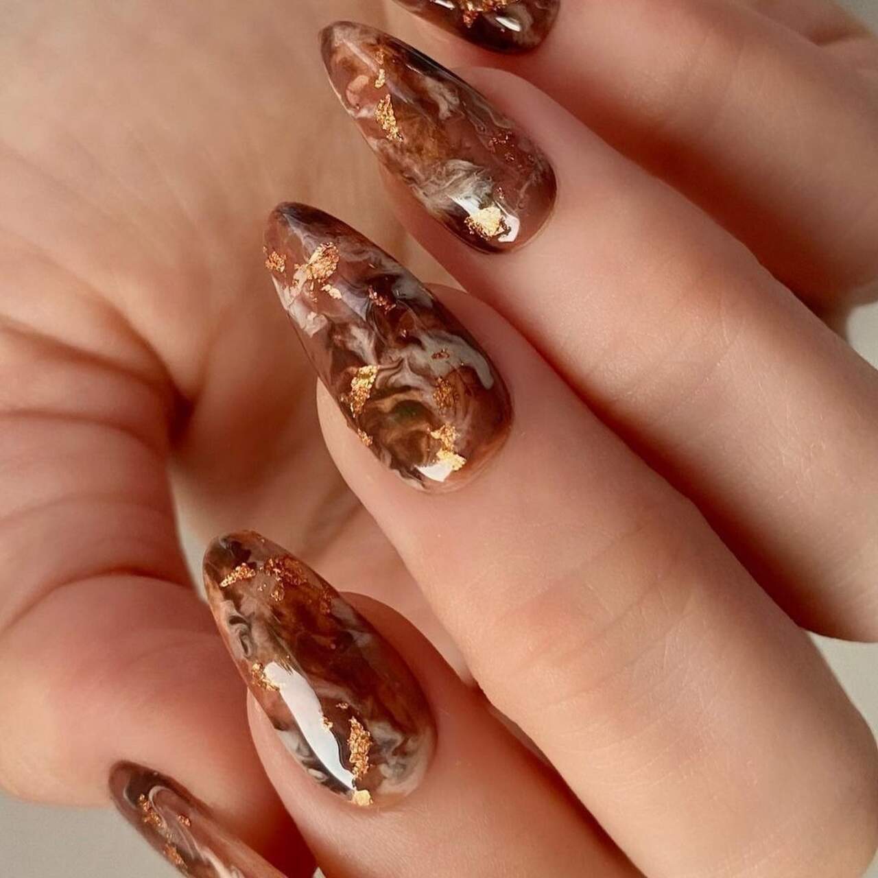 unhas com dourado marrom café