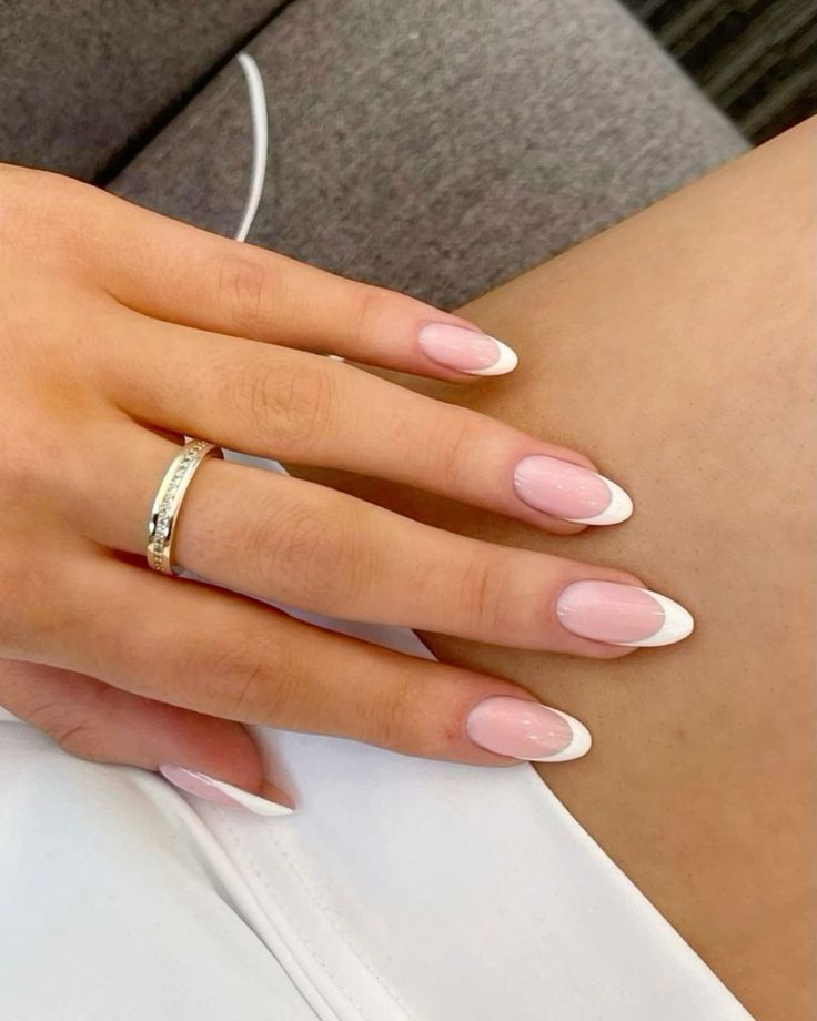 unhas em gel longas minimalistas