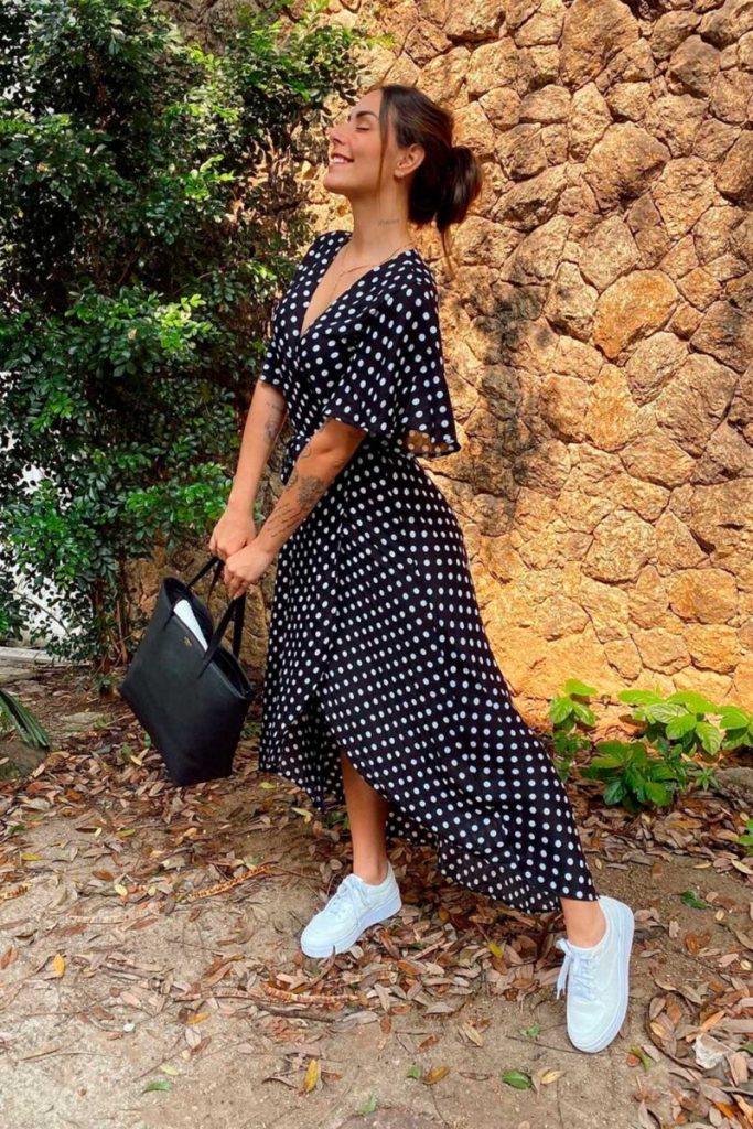 vestido com tênis branco
