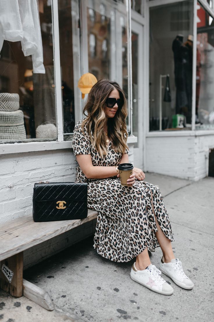 vestido e tênis looks