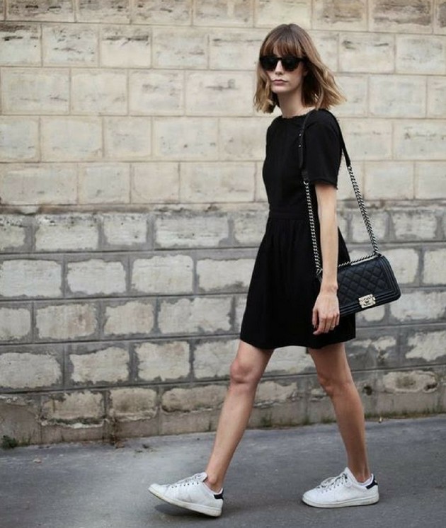 vestido com tênis para trabalhar