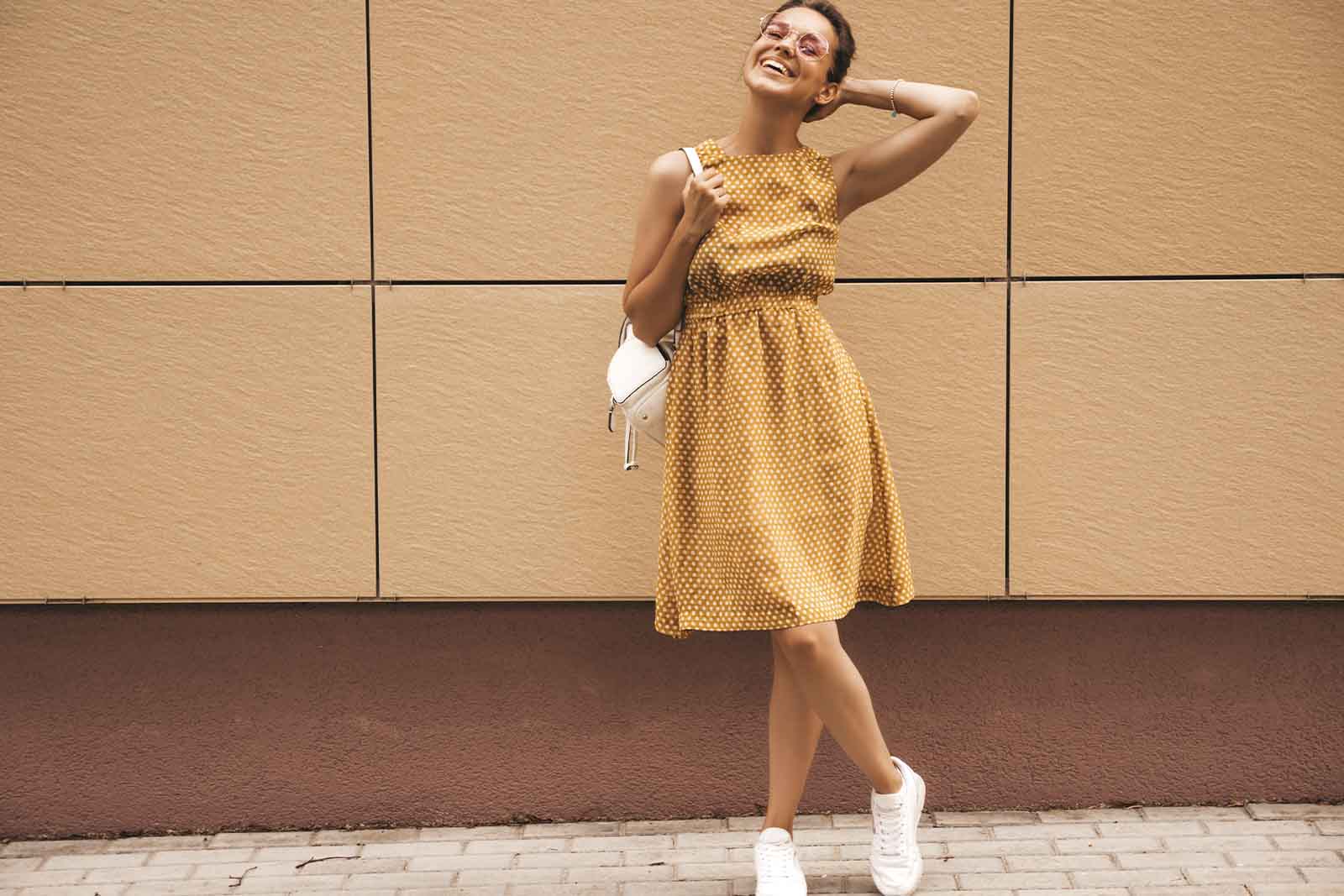 vestido e tênis looks